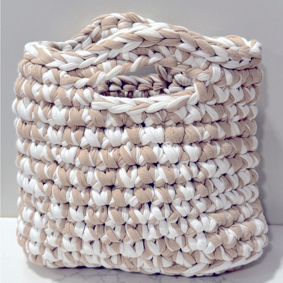 5/$25 Hand woven handbag - Picture 3 of 6